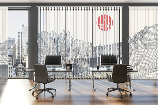 Lamellenvorhang mit abstraktem Bergmotiv im Büro