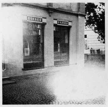 Eingang Haus Feige, die Buchverkaufsstelle von HALBE am 01.08.1947.