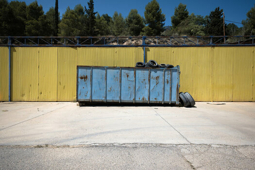 Container_mit_alten_Reifen_bei_Lleida.jpg
