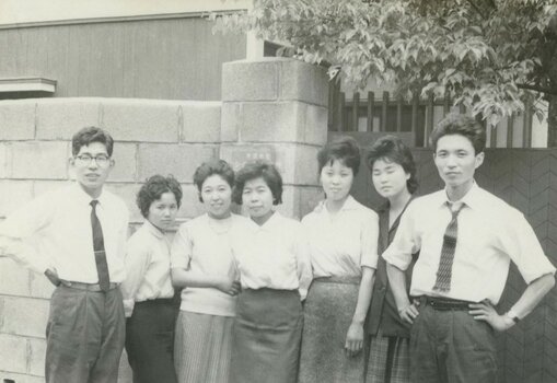 1961 - Die Anfänge vor dem SIGMA Research Institute CO., Ltd in Setagaya Ward. Die Fördermitglieder machen ein Gruppenfoto (Michihiro Yamaki, rechts im Bild)