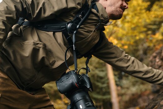  SNAPSNAP camera strap - Mann beugt sich vor bei eingerasteten Kameragurt