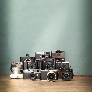 Ein Dutzend gebrauchte Leica Kameras gruppiert