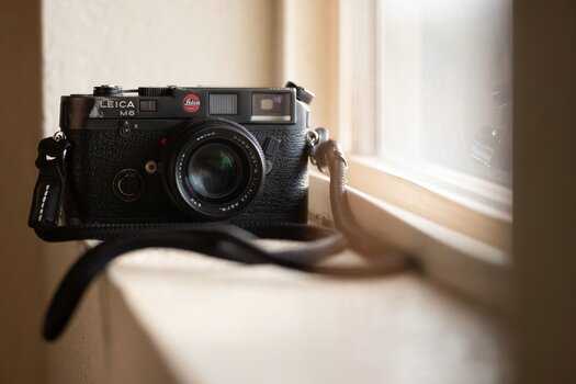 Gebrauchte Leica M6 auf Fensterbank