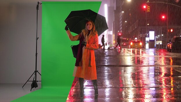 Fotomontage: links im Bild Vinyl-Hintergrund/Boden 2,75m x 6m Chromakey Grün in Studiosituation, rechter Teil des Bildes eingeblendeter Hintergrund mit Straßenszene bei Nacht. Mittig: Model mit Mantel und Regenschirm
