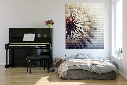 großformatiges Bild einer Pusteblume an heller Wand über einem Bett, daneben ein Klavier