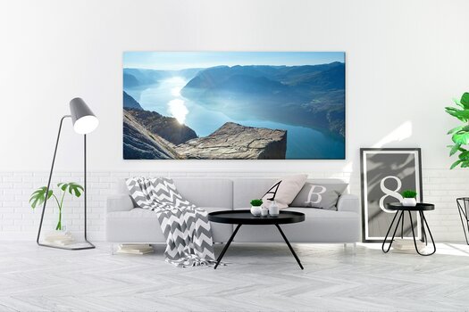 Großformatiges Landschaftsbild an weißer Wand über Sofa und Homedeko