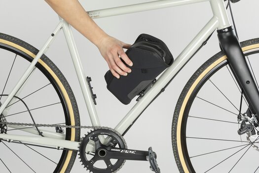TWIST essential bag wird am Rahmen eines Fahrrads befestigt.
