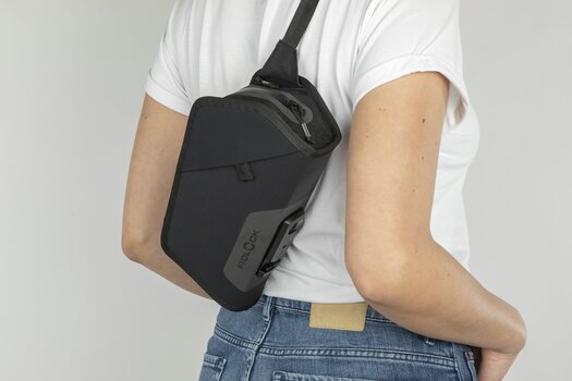 Frau trägt TWIST essential bag auf dem Rücken, quer über die Schulter umgehängt