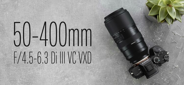 Tamron 50-400mm F/4.5-6.3 Di III VC VXD an Sony-Kamera, daneben Schriftzug mit Produktbezeichnung