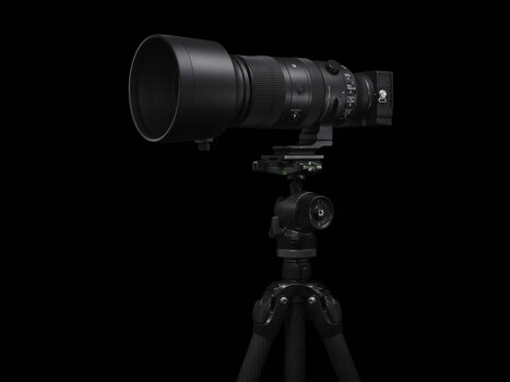 SIGMA 60-600mm F4.5-6.3 DG DN OS | Sports auf Stativ vor dunklem Hintergrund