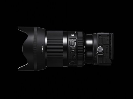 SIGMA 50mm F1.4 DG DN | Art an Kamera, seitlich, dunkler Hintergrund
