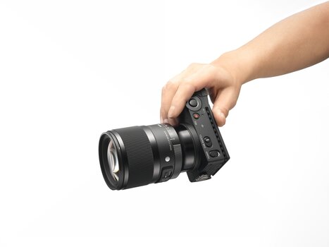 Hand hält Kamera mit montiertem SIGMA 50mm F1.4 DG DN | Art