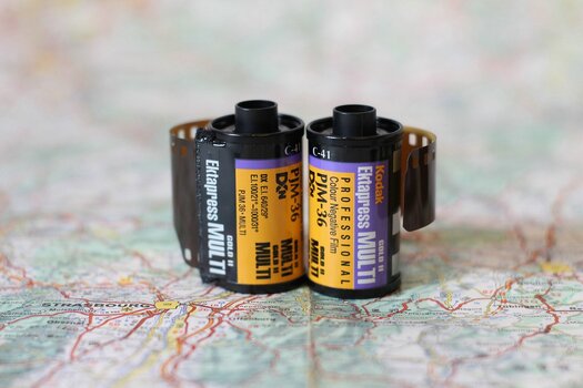 Zwei Rollen Kodak Ektapress stehen nebeneinander auf einer Straßenkarte