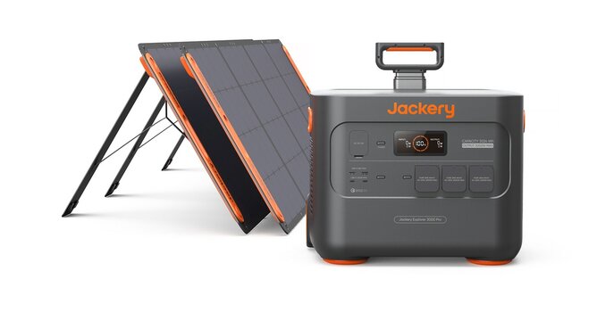 Produktbild Jackery Explorer 3000 Pro, links daneben 2 Solarpanel