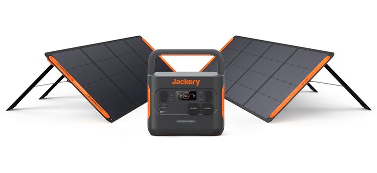 Jackery Solargenerator 2000 Pro flankiert von 2 Solapanels