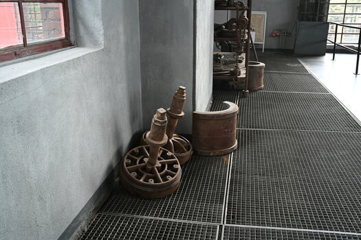 V-16.jpg