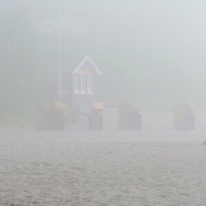 Strandkörbe_Ostsee_Haffkrug_morgendlicher_Seenebel
