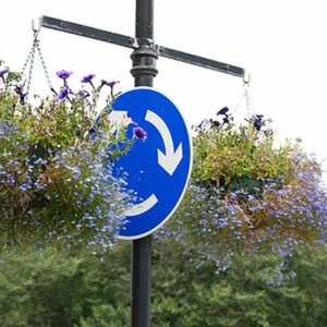 Verkehrsschild getarnt