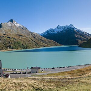 Schiefer Stausee