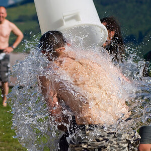 Dusche1
Wohlgemerkt-ungewollte Dusche
Ausgangspunkt dieser Dusche war eine Wasserschlacht mit Eimern (Erwachsene gegen Jugendliche)
