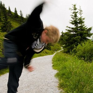 Max in Motion
Mein Sohn Max springt quer über den Höhenwanderweg auf der Reiteralm(Schladming), Steiermark