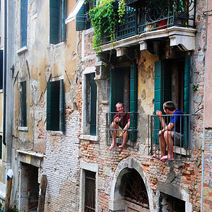 Venedig Tratsch 1 1
Eine kleine Pause, ein Drink in der Hand mit Blick auf den Kanal, so laesst es sich aushalten