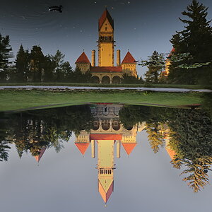Das Bild wurde nach mehrfachem Hinweis auf einen zu hellen Himmel noch mal bearbeitet, die Bildidee funktioniert dadurch noch etwas besser. Danke für 