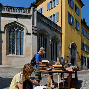 Vor einem Buchladen im Niederdorf, Zürich.
Nikon D80, SIGMA 10-20mm