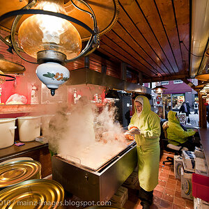 Am Kartoffelpuffer / Reibekuchen Stand 
_PMZ1854 900x