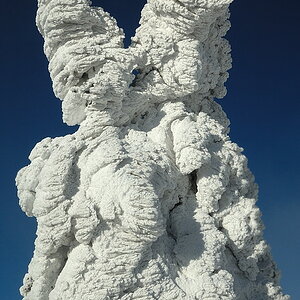 Schneemann küsst Schneefrau