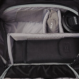 Lowepro Compu Primus AW mit folgender Ausrüstung:

Nikon D700 mit MB-D10 und angesetztem Nikon 24-70 f2.8G,
Nikon 16-35mm f4 VRII G
Nikon 70-200 f2.8 