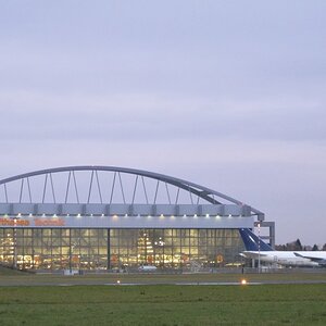 Die große Lufthansa Wartungshalle auf dem Airport Hamburg bei schlechten Lichtverhältnissen (ISO 800)