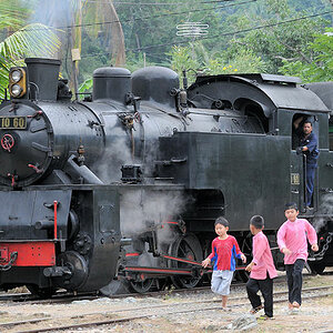 E1060 im Bahnhof Swahalunto, Sumatra
(3822)