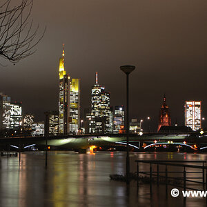 Frankfurter Skyline bei Hochwasser / Nacht

Aufgenommen vom Deutschherrnufer