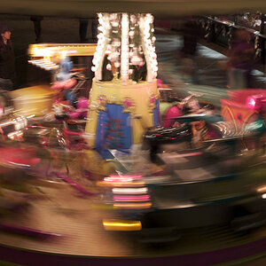 Kinderkarussel auf dem Stuttgarter Weihnachtsmarkt, 30.11.2010. Leica M8, Voigtländer Ultron 1.7/35 mm, ISO 160, Belichtungszeit 1/6 sec. Automatische