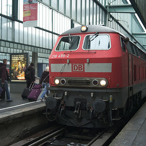 Stuttgart Hauptbahnhof, 31.12.2010. Die beiden 218er haben einen IC in Doppeltraktion von Oberstdorf über Ulm nach Stuttgart geschleppt. Ab Stuttgart 
