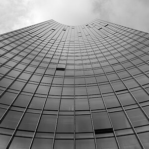"Ganz schön hoch!"
Hochhaus in Frankfurt
Nikon D300, Tamron 12-24mm, bei 24mm