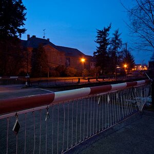 20110330 DSC6358 Bahnübergang am Damm nachts