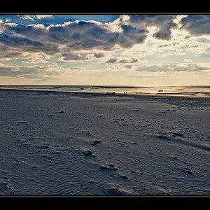 Abendstrand mit Holzbuhnenresten