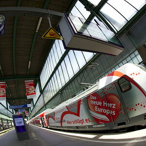 Eisenbahn mal anders. Schon länger habe ich nach einer Möglichkeit gesucht, moderne Eisenbahnzüge auf interessante Weise darzustellen. Jetzt endlich h