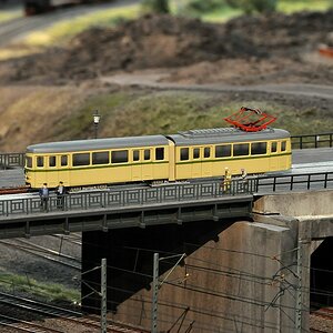 Tram auf Bruecke