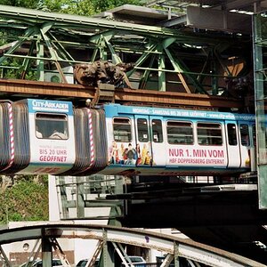 F-5; 1,8/85 D; 3D-Color-Matrixmessung; Zeitautomatik; AF-C.
Schwebebahn Wuppertal, Einfahrt zum Bahnhof Zoo/Stadion.