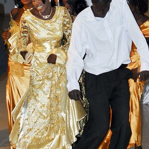 Jetzt tanzen sogar die Männer einige Male, hier mit der Braut die hier ihr drittes Hochzeits-Kleid angelegt hat.