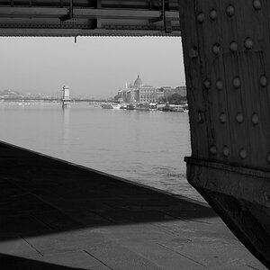 Parlament, Kettenbrücke