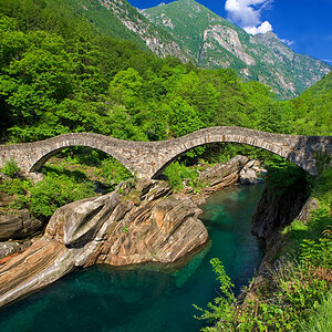 Naturstein Brücke über die Verzasca