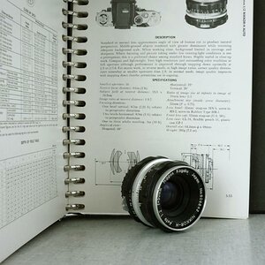 Nippon Kogaku Nikkor-H 50mm f2
(im Hintergrund "J.D. Cooper Nikon-Nikkormat Handbook", 2-bändig, 1974)