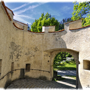 Torbogen am Schloß Bruck
