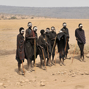 Junge Maasai auf dem Weg
vom Jungenlichen zum Kriegers
werden die Gesichter weiß bemalt.
Sie stehen an der Straße um sich
durch Fotos ein paar Dollars