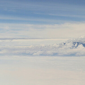 Blick auf dem Kilimanjaro
Der höchste Berg Afrikas ist in Wolken gehüllt.
Nur die Spitze schaut heraus.
6923
