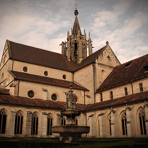 Kloster Bebenhausen bei Tübingen:
Innenhof mit Kreuzgang, Brunnen und Kirchturm